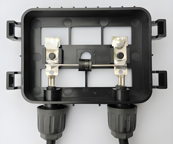 太阳能板重要枢纽–太阳能接线盒插图1 太阳能板接线盒